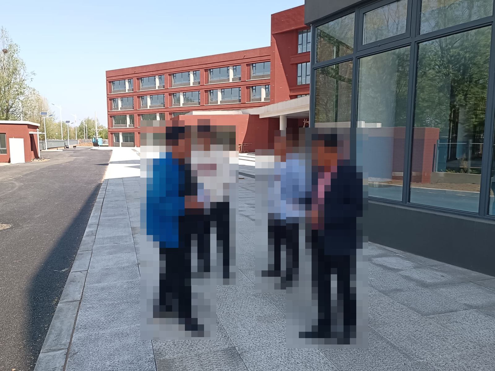 Fushun Experimental Middle School — Site inspection at the entrance building.