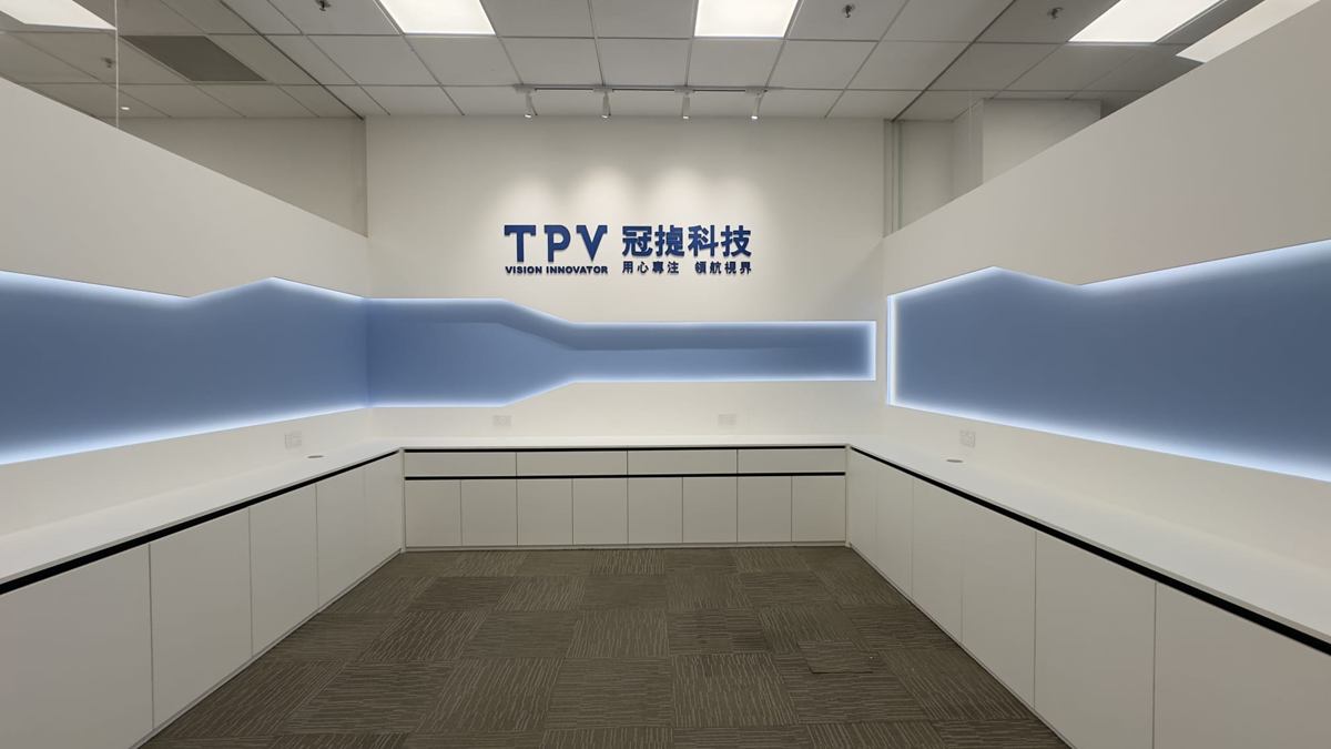 白色柜体环绕的房间，上方是一圈背光蓝色灯带墙。
