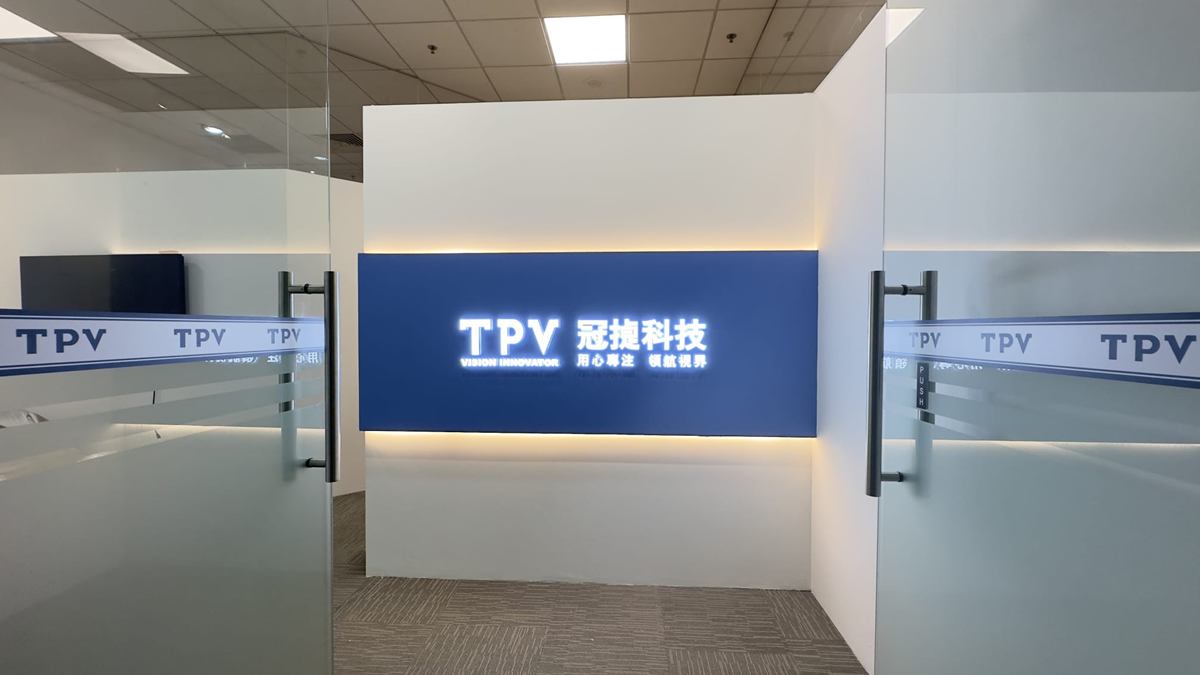 磨砂玻璃门之后是带背光蓝色面板的前台墙。