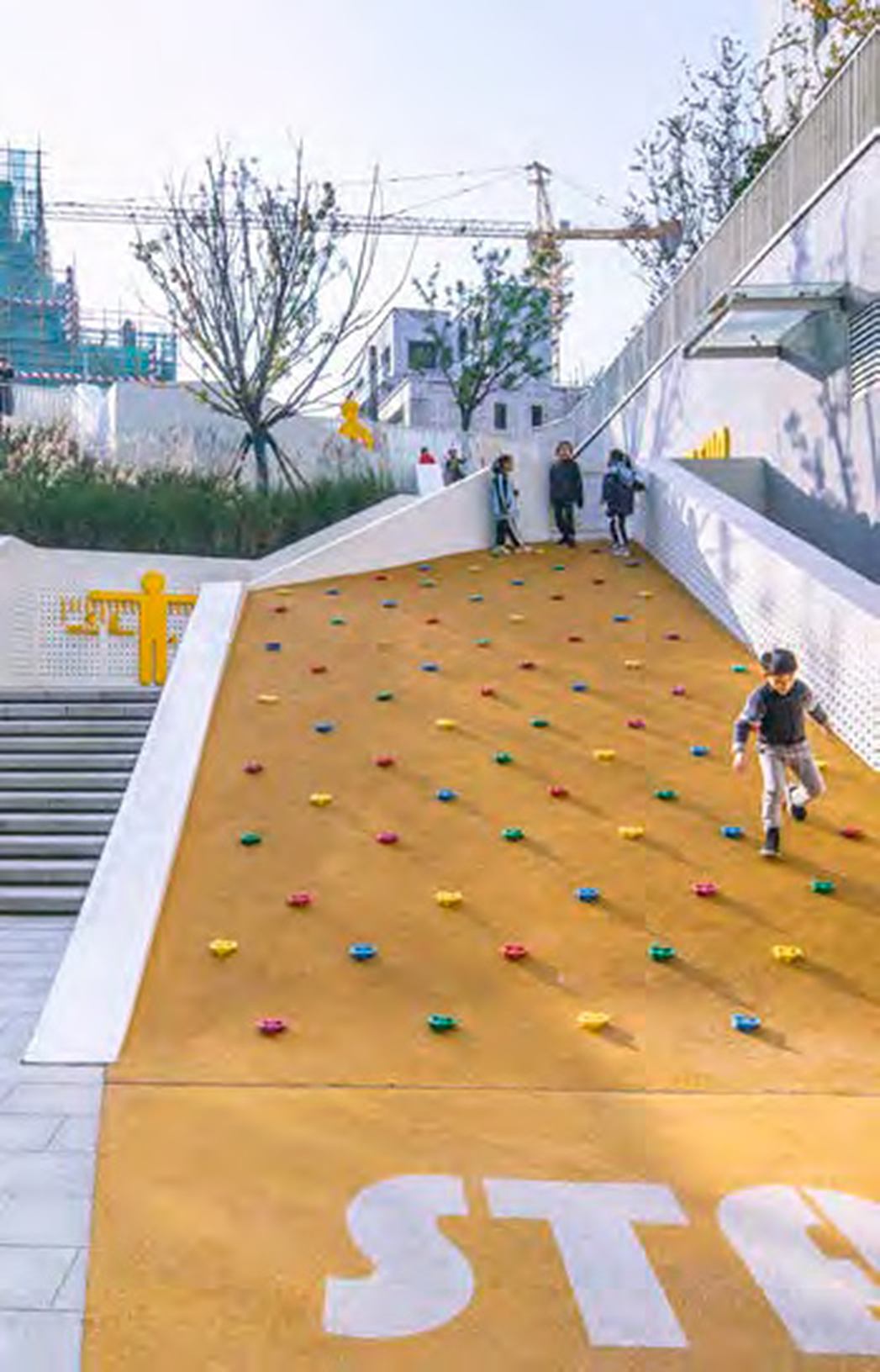 Xi'an Vanke Lidesi Primary School — Play path.